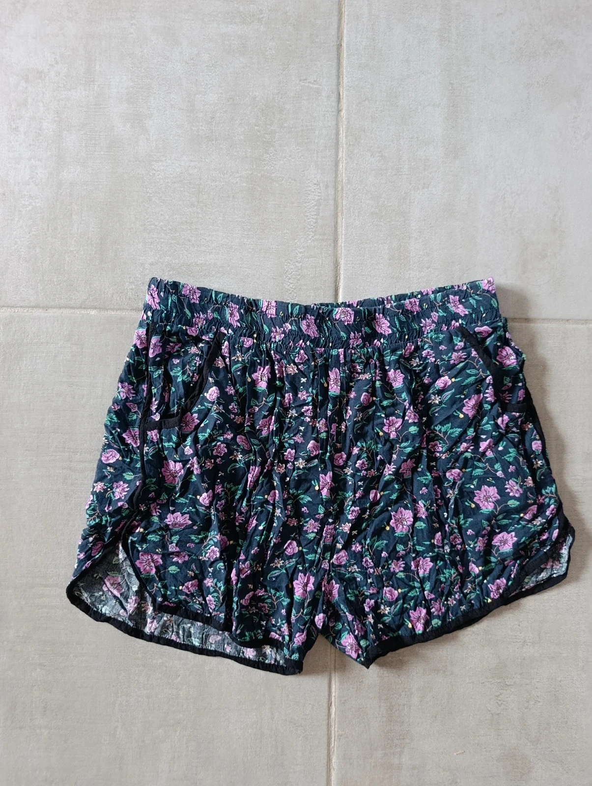 Short fluide VITA femme T40 – 100% viscose – Imprimé fleuri noir, rose & vert – Taille élastique